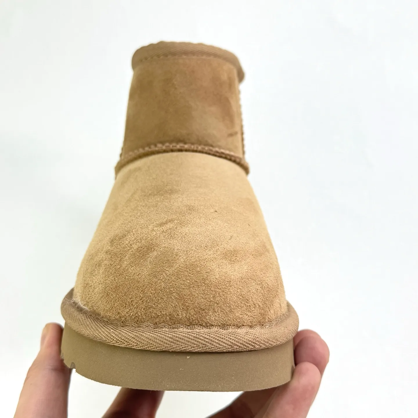 💰360 6222 Classic Mini II Mini classic short boots 2.0 Shoe shaft height: about 14CM Upper: Made of 17mm fur-integrated sheepskin, with a pre-treated water-repellent and anti-fouling coating Insole: 17mm sheepskin insole Sole: Treadlite by UGG™ light wing technology outsole - non-slip, cushioning, wear resistance, and good elasticity Heel: Leather heel label with embossed brand LOGO Size:35 36 37 38 39 40